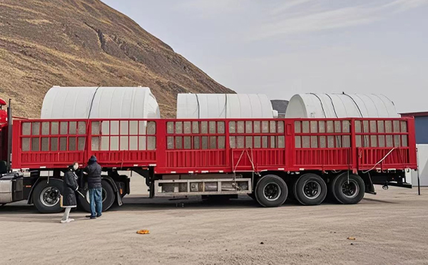 峪泉镇塑料桶装车完毕准备运输中