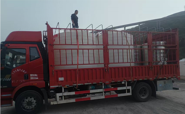 峪泉镇立式运输桶安排发货现场